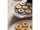 Réalisation de donuts à l'aide d'un appareil de cuisine sur un plan de travail