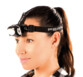 Jeune femme brune portant la lampe frontale SL-101 à LED COB et orientation à 80° sur la tête
