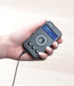 Radio de poche DAB+ mise en situation dans une main
