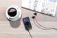 Radio de poche DAB+ mise en situation à coté d'une tasse de café 