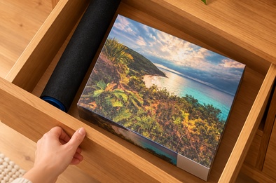 Tapis à puzzle enroulé rangé à plat dans un tiroir en bois à côté de la boîte de puzzle