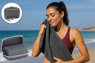 Femme utilisant une serviette en microfibres anthracite à séchage rapide sur la plage