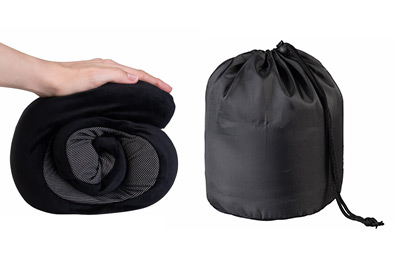 Coussin cervical à mémoire de forme compact rangé dans son sac de transport noir