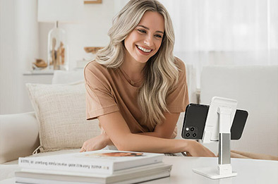 Support smartphone pliable et antidérapant blanc utilisé sur une table pour maintenir un téléphone à la verticale