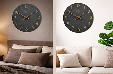 Horloge murale en bois noir avec chiffres dorés installée dans une chambre et au-dessus d’un canapé