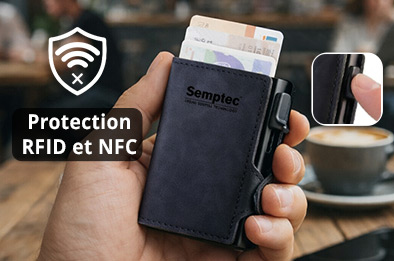 une main tient le portefeuille anti rfid avec en arrière plan un bar