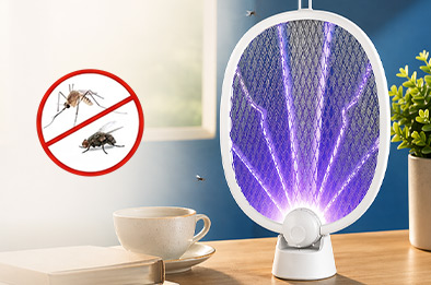 Tapette à mouches électrique rechargeable USB posée sur table, utilisée comme piège anti-insectes contre moustiques et mouches en intérieur