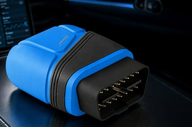 Adaptateur OBD2 connecté bleu branchable sur la prise de diagnostic d’un véhicule