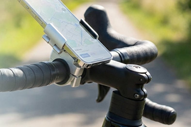 Support smartphone vélo guidon avec écran lisible et accès facile pour navigation sécurisée