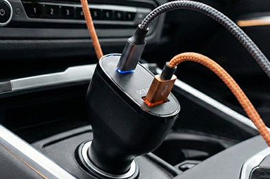 Chargeur allume-cigare USB-A et USB-C 63W avec câbles branchés dans une voiture