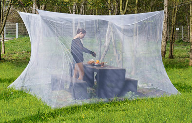 mise en situation de la moustiquaire dehors dans un jardin