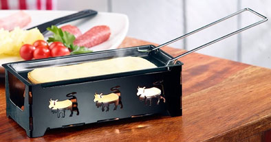 Mise en situation de l'appareil à raclette posée sur une table