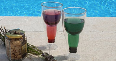 deux verres à biére posés prés d'une piscine