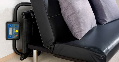 tapis de course rangé derrière un canapé