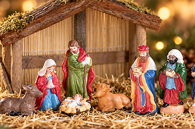 Gros plan sur les figurines en porcelaine peintes à la main de la crèche de Noël, détails du travail de peinture