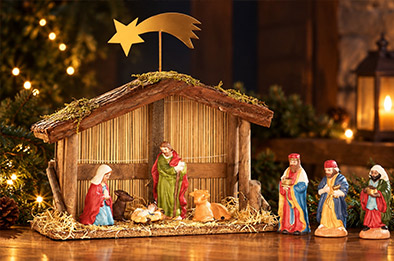Scène complète de la crèche de Noël : Marie, l'enfant Jésus, Joseph, le bœuf, l'âne, les Rois mages et l'étoile dorée sur le toit de l'étable