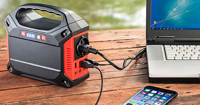 Mise en situation du chargeur avec un ordinateur et un smartphone branchés sur le chargeur