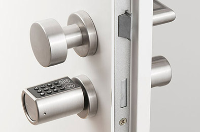 Cylindre de serrure à code TSZ-300 installé sur porte, ouverture par clavier