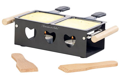 appareil à raclette avec deux bougies allumées