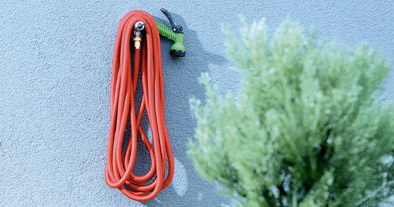 tuyau accroché à un mur