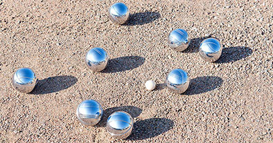 boules posées sur de la terre battue