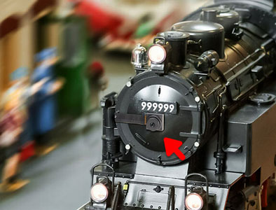 mini caméra posée sur une maquette de train