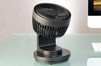 ventilateur posé sur une table