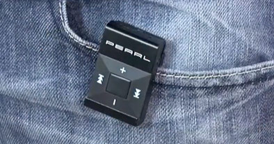 micro baladeur accroché sur une poche d'un jean