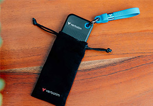 Disque dur SSD portable Verbatim noir avec dragonne bleue, partiellement inséré dans sa pochette de transport en tissu noir