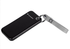 Vue produit du SSD portable Verbatim avec dragonne grise, design compact et élégant.