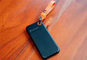 SSD portable Verbatim noir avec texture antidérapante et dragonne de transport orange
