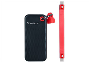 Vue de face et de côté du SSD Verbatim noir avec dragonne rouge, connecteurs USB visibles.