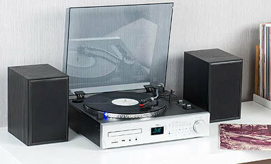 tourne disque posé sur un meuble de salon