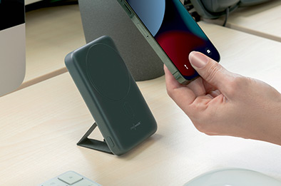 Batterie d’appoint PB-50.k 10000 mAh compatible Qi et MagSafe rechargeant un smartphone par induction sur un bureau