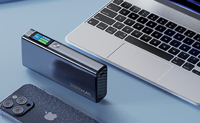 Batterie externe 20 000 mAh Revolt avec écran OLED connectée à un MacBook et un iPhone