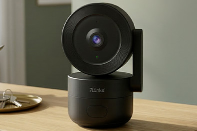 Caméra de surveillance connectée 2K 7Links posée sur meuble intérieur design moderne