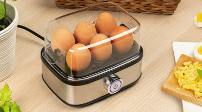 cuisseur à oeufs avec 6 oeufs posé sur une table 