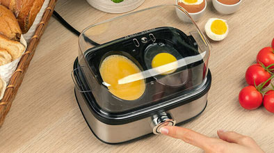 cuisseur à oeufs avec un oeuf au plat et un oeuf brouillé
