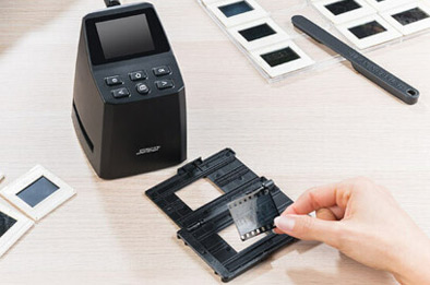 Scanner de diapositives et négatifs avec insertion d’un film dans le chariot de numérisation